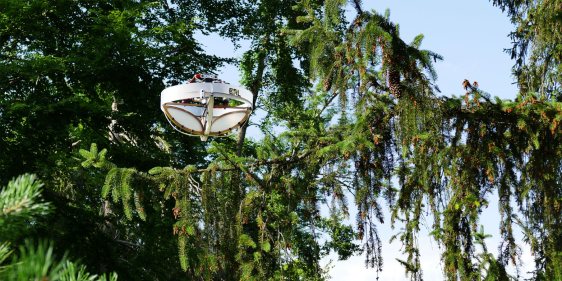 樹木の DNA を収集する特殊なドローン （Special drone collects environmental DNA from trees）