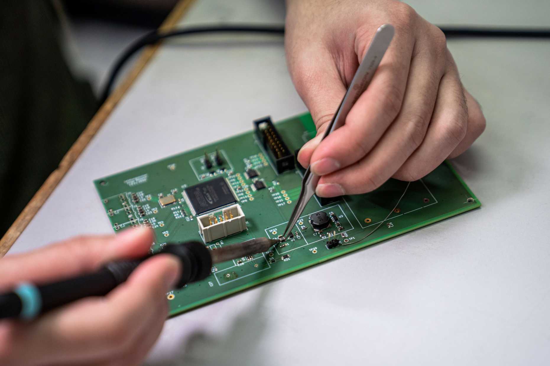 研究者の時間を節約するために「作り物」の電子を使う見習いとは？(How an apprentice uses “made-up” electrons to save researchers time)