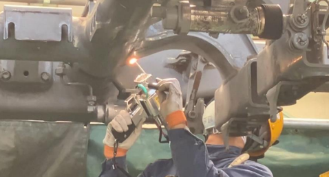 鉄道台車向けレーザブラスト技術「インフラレーザ®」の運用開始～ 探傷試験前の塗膜除去時間を短縮、試験品質向上 ～